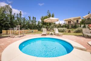 Het zwembad bij of vlak bij Areti Suites