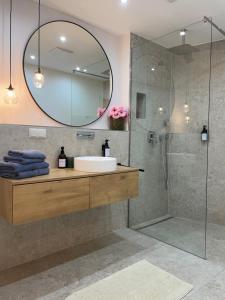 A bathroom at FEWO Studio7