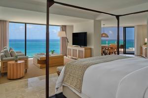 una camera da letto con un letto e vista sull'oceano di The St. Regis Aruba Resort a Palm Beach