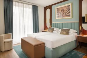 Un pat sau paturi într-o cameră la Teatro Luxury Apartments Firenze - Starhotels Collezione