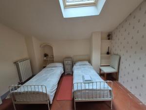 a bedroom with two twin beds and a skylight at Casa Palmira - La Casina in Polcanto +18 photos