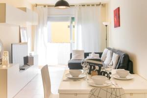 una sala de estar con una mesa con gafas. en WELCS APARTAMENTO 209 PDA en Palafrugell, en Palafrugell