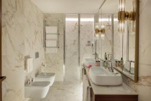 O baie la Teatro Luxury Apartments Firenze - Starhotels Collezione +21 fotografii
