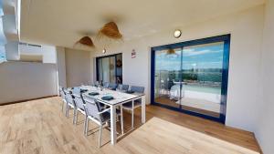 ein Raum mit Tisch und Stühlen und einem großen Fenster in der Unterkunft Casa Velapi - A Murcia Holiday Rentals Property in Roda