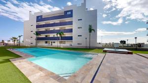 ein Gebäude mit einem Swimmingpool vor einem Gebäude in der Unterkunft Casa Velapi - A Murcia Holiday Rentals Property in Roda