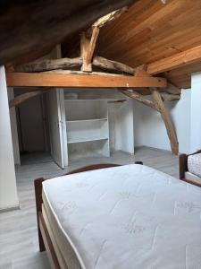 Postel nebo postele na pokoji v ubytování Gîte de Raynal