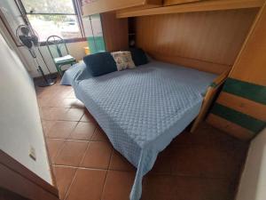 Posteľ alebo postele v izbe v ubytovaní "Sardinia Blue Home" Vista mare, tramonti mozzafiato su Golfo Asinara, giardino, parking e Wi-Fi
