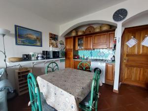 Kuchyňa alebo kuchynka v ubytovaní "Sardinia Blue Home" Vista mare, tramonti mozzafiato su Golfo Asinara, giardino, parking e Wi-Fi