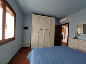 Posteľ alebo postele v izbe v ubytovaní "Sardinia Blue Home" Vista mare, tramonti mozzafiato su Golfo Asinara, giardino, parking e Wi-Fi
