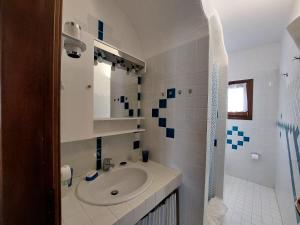 Kúpeľňa v ubytovaní "Sardinia Blue Home" Vista mare, tramonti mozzafiato su Golfo Asinara, giardino, parking e Wi-Fi
