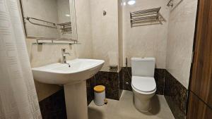 een badkamer met een witte wastafel en een toilet bij Sunset view studio at 777 Beach Condo in Ban Mai Salae +13 foto's