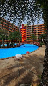 een groot zwembad voor een hotel bij Sunset view studio at 777 Beach Condo in Ban Mai Salae