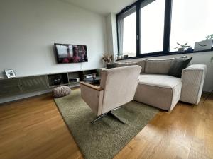 un salon avec un canapé et une télévision dans l'établissement Mytna 50, à Bratislava