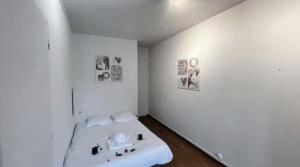 a white room with a sink and a bed at Le Saphir Central - Cosy - Gare in Mâcon