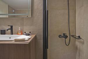 un bagno con doccia e lavandino di Denimou Home Luxurious 2BR Fully Equipped, Balcony a Pireo Altre 16 foto