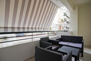 un balcone con tavolo e sedie e una finestra di Denimou Home Luxurious 2BR Fully Equipped, Balcony a Pireo