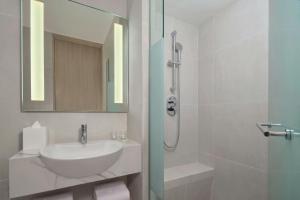 Koupelna v ubytování Fairfield by Marriott Bekasi
