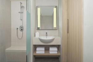 Koupelna v ubytování Fairfield by Marriott Bekasi + 33 fotografií