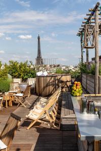 En balkon eller terrasse på Brach Paris - Evok Collection