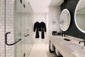 Ein Badezimmer in der Unterkunft RYSE, Autograph Collection by Marriott