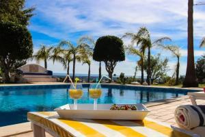un tavolo con due bicchieri di vino accanto a una piscina di Elegant Villa in Loulé with Private Pool a Loulé