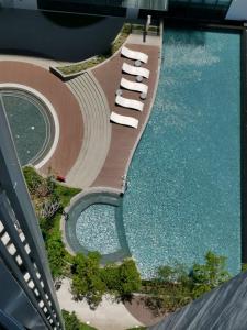 een bovenaanzicht van een zwembad in een resort bij The Shore Artsy Studio Kota Kinabalu in Kota Kinabalu