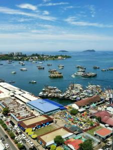 een luchtzicht op een haven met boten in het water bij The Shore Artsy Studio Kota Kinabalu in Kota Kinabalu