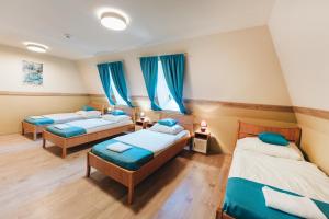 Кровать или кровати в номере Dobay Panzió w Private Bathroom by NW