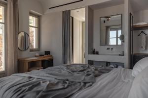 Postel nebo postele na pokoji v ubytování Stamna Sifnos a member of Design Hotels