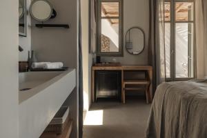 Postel nebo postele na pokoji v ubytování Stamna Sifnos a member of Design Hotels