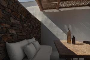 Posezení v ubytování Stamna Sifnos a member of Design Hotels