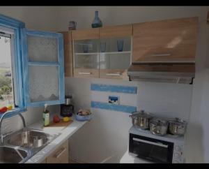 キスノスにあるThe Dream House on the Beach-Ground Floorのシンクとコンロのある小さなキッチン +10枚の写真