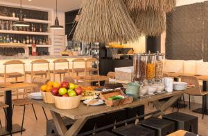 una mesa con cestas de fruta en un restaurante en Apartamentos Baltum, en Albufeira