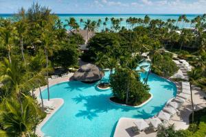 プンタ・カナにあるImpressive Punta Cana - All Inclusiveのプールと海を望むリゾートの空からの景色を望めます。
