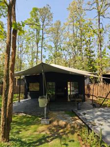 Κήπος έξω από το Hotel Sonar Bangla Joypur Forest