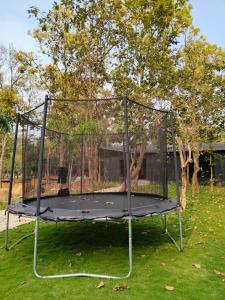 Tenis a/nebo squash v ubytování Hotel Sonar Bangla Joypur Forest nebo okolí