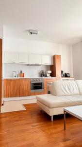 Kuchyňa alebo kuchynka v ubytovaní Mercury two-bedroom apartment & parking