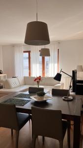 Posedenie v ubytovaní Mercury two-bedroom apartment & parking