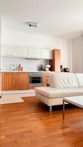 Kuchyňa alebo kuchynka v ubytovaní Mercury two-bedroom apartment & parking