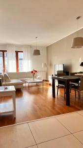 Posedenie v ubytovaní Mercury two-bedroom apartment & parking