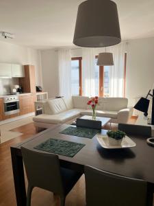 Kuchyňa alebo kuchynka v ubytovaní Mercury two-bedroom apartment & parking