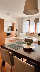 Kuchyňa alebo kuchynka v ubytovaní Mercury two-bedroom apartment & parking