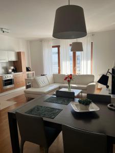 Kuchyňa alebo kuchynka v ubytovaní Mercury two-bedroom apartment & parking