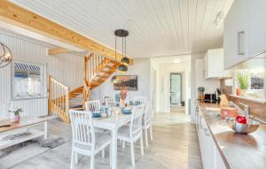 Η κουζίνα ή μικρή κουζίνα στο Cozy Home In Zerpenschleuse With Wifi