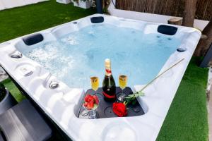 wanna z hydromasażem z napojami i kwiatami w obiekcie Piscine-Jacuzzi-Vidéoprojecteur-Clim La Perle Rare w mieście Mougins