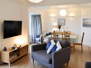 una sala de estar con un sofá y una mesa en Lyndale, en Penzance