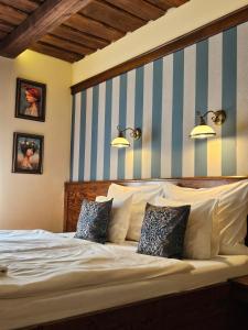Postel nebo postele na pokoji v ubytování Hotel Galerie