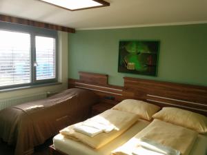 Łóżko lub łóżka w pokoju w obiekcie Hotel Panon