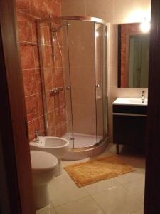 y baño con ducha, aseo y lavamanos. en Casa Ribom, en Gerês