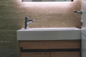Kupatilo u objektu Water's Edge Suite Xlendi with Direct Sea Access